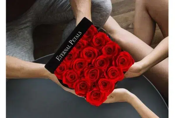 100% real roses that last a year - black velvet box (red)