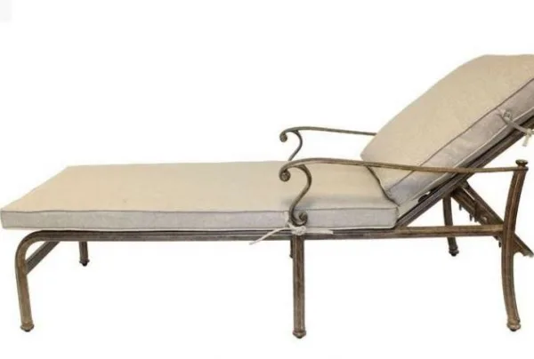 Chaise lounger in cinnamon