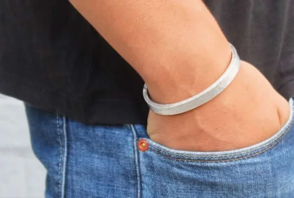 Men's chunky beaten silver bracelet - image 2