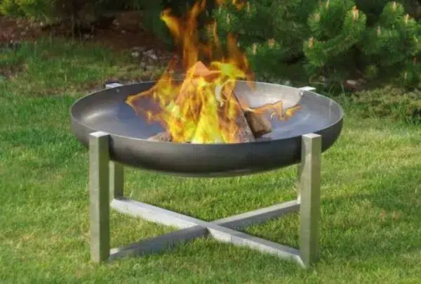 Quadra round fire pit on legs