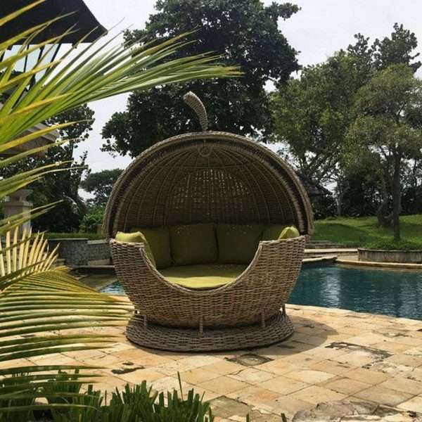 Fiji apple rattan day bed- rotating top