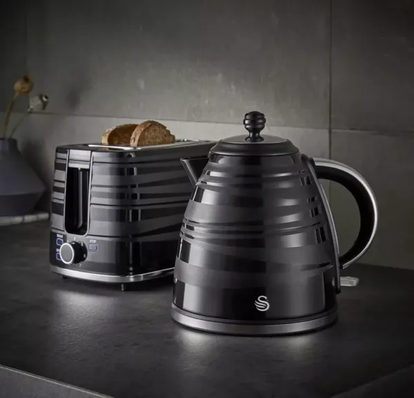 Swan 1. 7 litre jug kettle, black