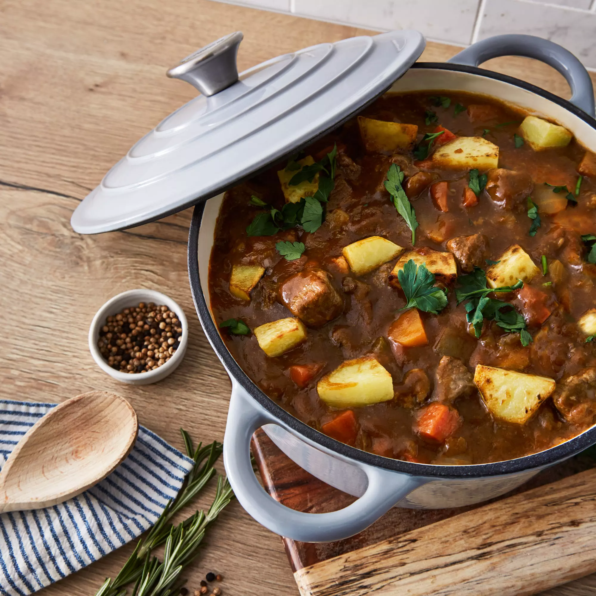 24cm round cast iron casserole dish 24cm round cast iron casserole dish