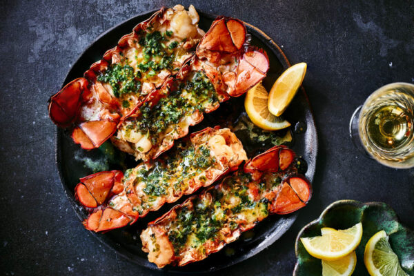Collection 4 atlantic lobster tails with langoustine and garlic butter (serves 4)