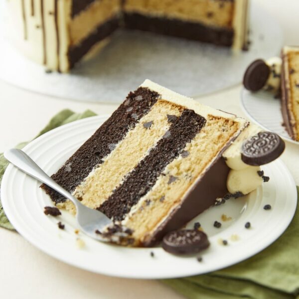 Extra large cookies & cream cake (serves 32) | m&s