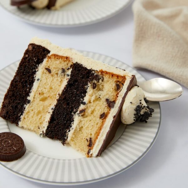 Cookies & cream cake (serves 16) - image 3